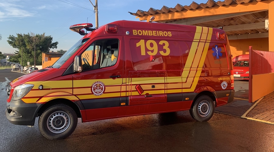 Bombeiros socorrem homem que caiu do telhado de residência Rádio