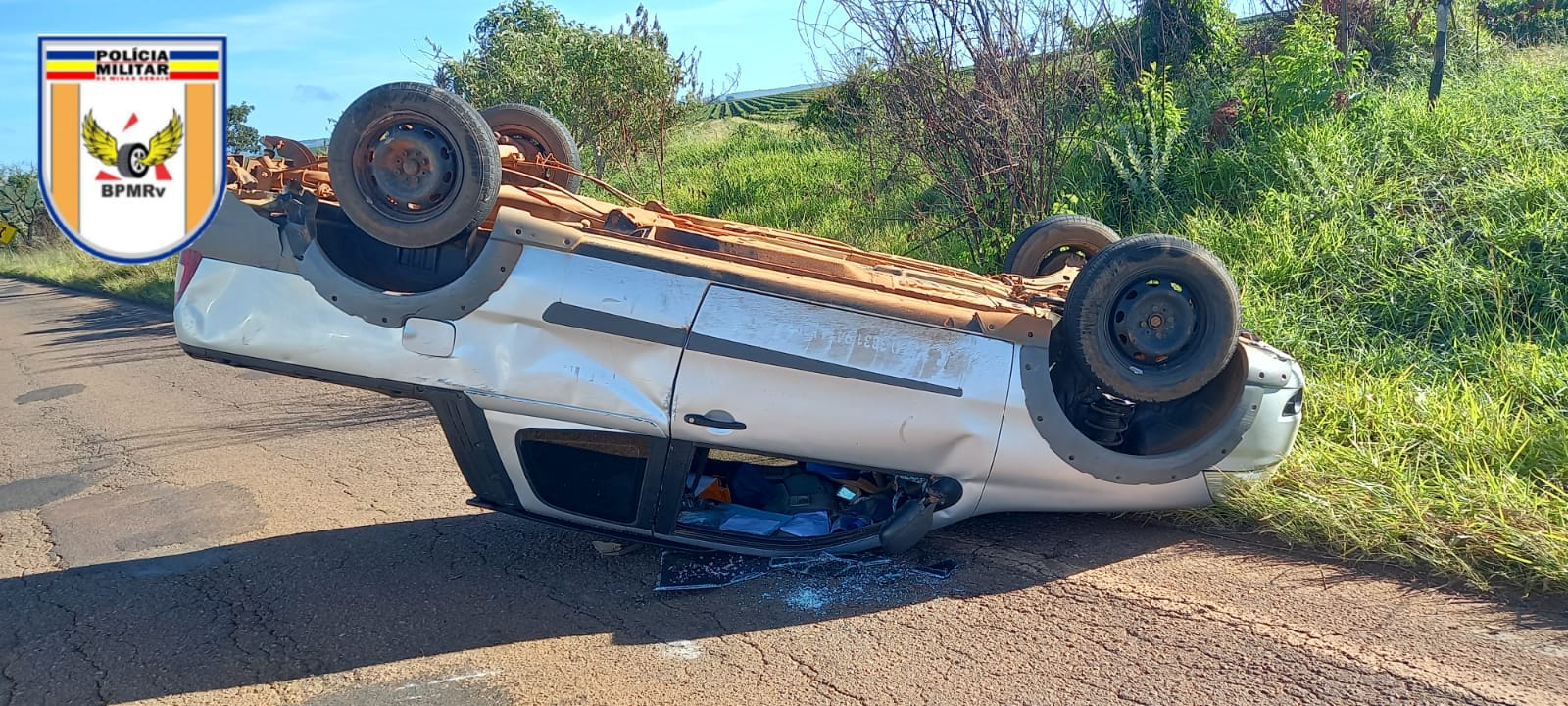 Condutor capota veículo na MG 188 ao tentar evitar colisão caminhão