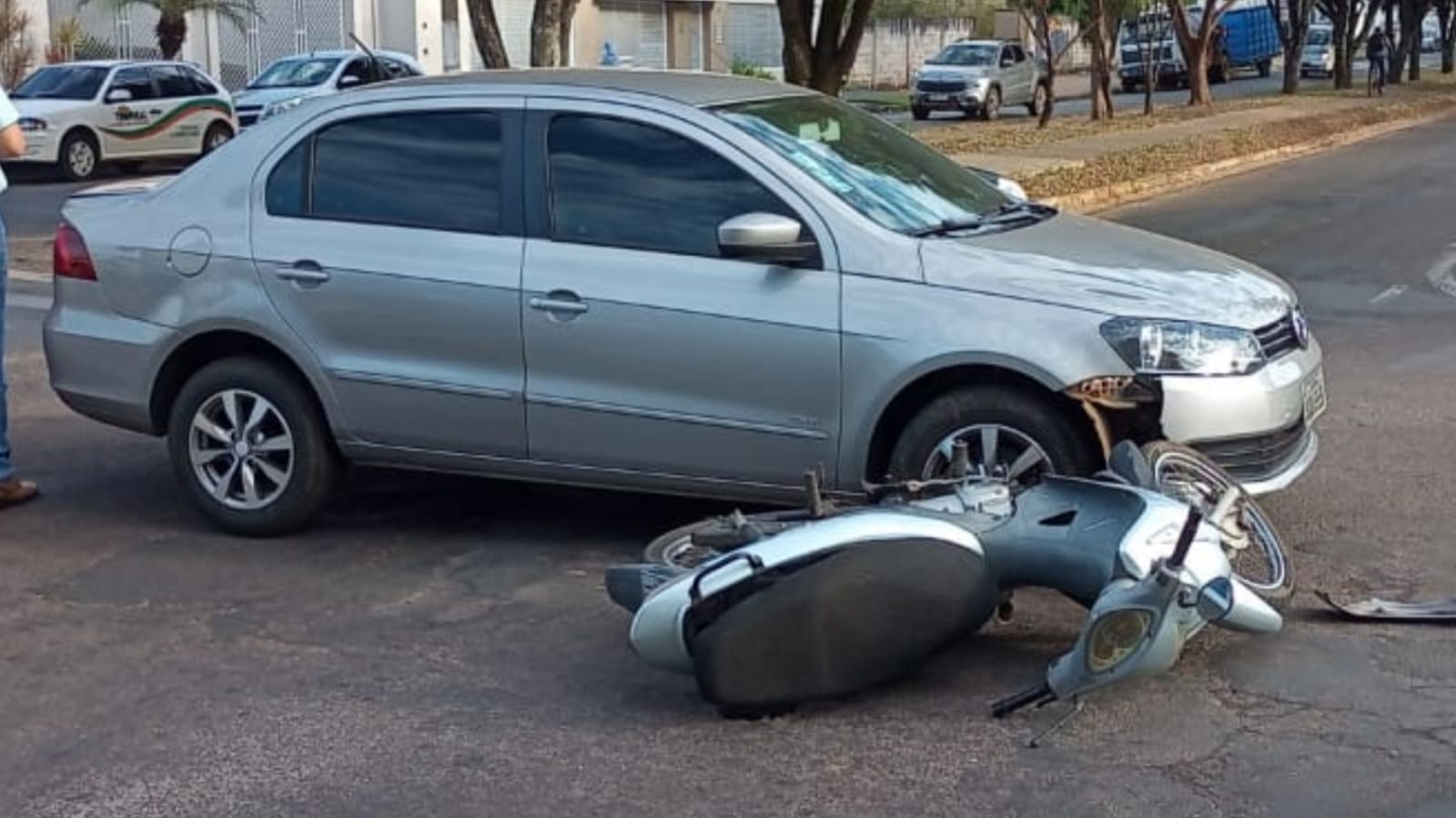 Mulher é socorrida pelo Samu após se envolver em acidente na manhã