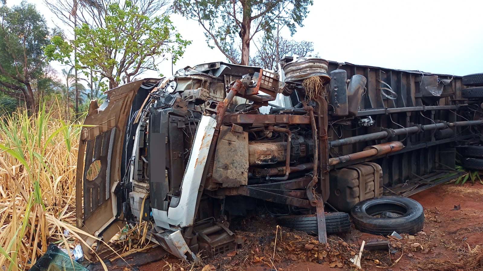 Homem perde a vida após colisão frontal entre duas carretas na MG 230