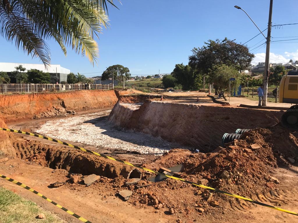 Secretaria Municipal De Obras Continua Executando Obras Importantes Em