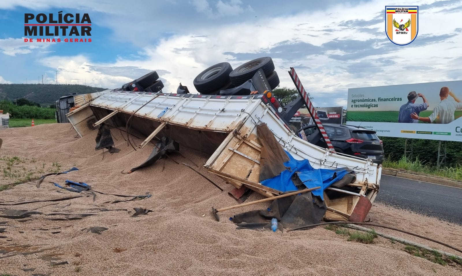 Motorista tem fratura exposta após tombamento de carreta na BR 365