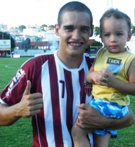 Cesinha,carregando o filho Bernardo, quando jogava pela Patrocinense