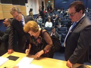 Presidente do Grupo Difusora de Comunicação, Teresinha Inês Resende Alves durante a assinatura do termo de autorização de migração da Difusora560 para 95,3FM