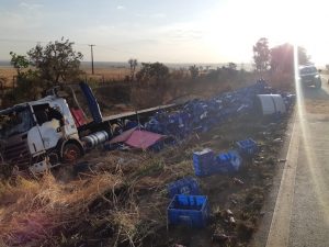 Carga de cerveja tomba na Rodovia João Beira, em Jaguariúna